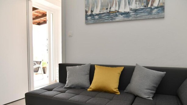 아파트 (Two Bedroom Apartment with Balcony an) | 거실 | 위성 채널 시청이 가능한 32인치 평면 TV