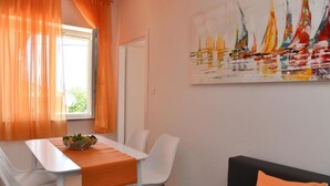 아파트 (One Bedroom Apartment with Terrace an) | 거실 | 위성 채널 시청이 가능한 32인치 평면 TV