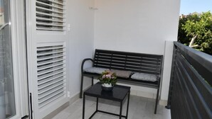 아파트 (Two Bedroom Apartment with Balcony an) | 발코니