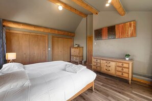 Tabla de planchar con plancha, wifi, ropa de cama