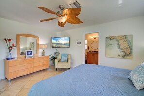 3 bedrooms, iron/ironing board, travel crib, free WiFi - Hot Tub + Heated Pool, Gulf Access, Waterfront with Lanai TV (Cape Coral)