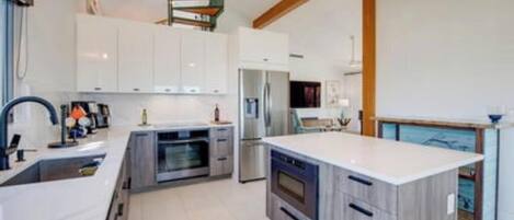 冷蔵庫、電子レンジ、オーブン、コンロ