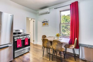 Dining - Cozy 2-bedroom apartment in charming Lodi with AC ,washer and dryer 85 inch TV ! (Lodi)