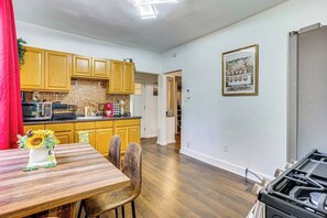 Dining - Cozy 2-bedroom apartment in charming Lodi with AC ,washer and dryer 85 inch TV ! (Lodi)