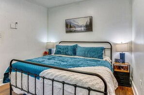 2 bedrooms, iron/ironing board, WiFi, bed sheets - Cozy 2-bedroom apartment in charming Lodi with AC ,washer and dryer 85 inch TV ! (Lodi)