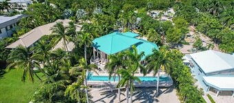 Gorgeous 4 Bedroom 3 Bath Open Water Pool Home with great boating