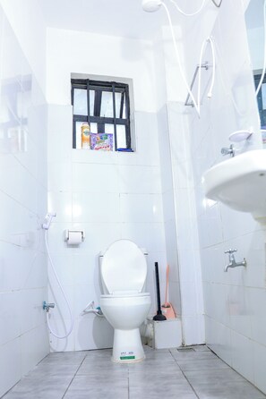 Dusche, umweltfreundliche Kosmetikartikel, Handtücher, Seife