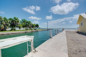 Property grounds - Gorgeous 3 Bedroom 2 Bath Open Water Pool Home on Summerland Key (Summerland Key)