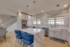 Fridge, microwave, oven, stovetop - Gorgeous 4 bedroom 5 bath pool home with excellent boating (Ramrod Key)