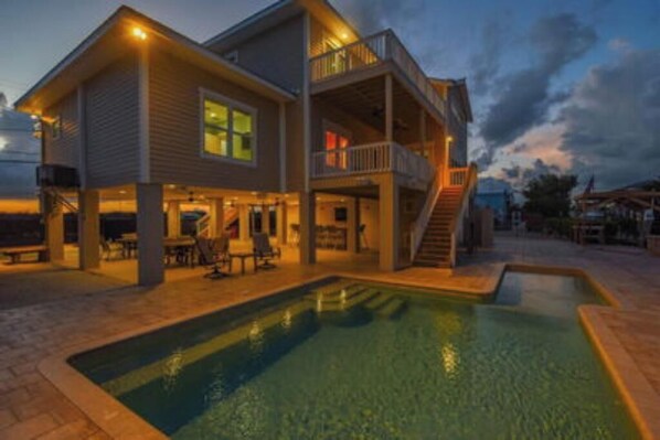 حمّام سباحة خارجي، حمّام سباحة مُدفَّأ