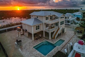 Exterior - Gorgeous 4 bedroom 5 bath pool home with excellent boating (Ramrod Key)