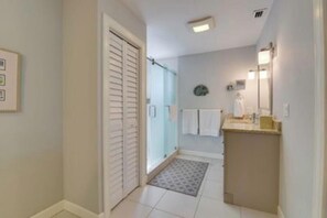 Towels - Beautiful 3 Bedroom 3 Bath Open Water Pool Home With Excellent Boating (Summerland Key)