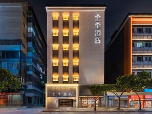 A hotel with a modern facade, illuminated windows, and a prominent sign indicating its name. - Ji Hotel Guangzhou Caihongqiao Metro Station (Guangzhou)