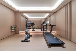 Ein modernes Fitnessstudio mit Laufband, Ergometer und Trainingsgeräten.