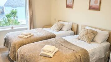 4 bedrooms, iron/ironing board, free WiFi, bed sheets