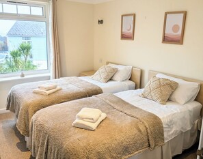4 bedrooms, iron/ironing board, free WiFi, bed sheets - Atlantic Lodge 4-beds, Sleeps 8 w/ Pool, Spa & Gym (St. Columb Major)