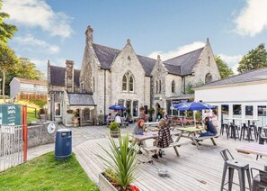 Outdoor dining - Atlantic Lodge 4-beds, Sleeps 8, Leisure Facilitie (St. Columb Major)