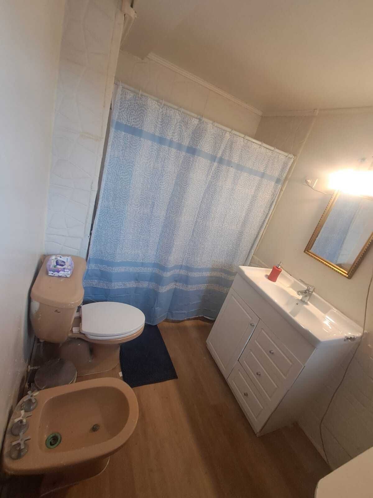 Haartrockner, Handtücher, Seife, Toilettenpapier