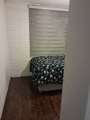 Tabla de planchar con plancha, acceso a internet y ropa de cama 