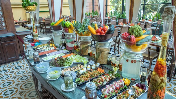 En buffet med forskellige retter og tilbehør.