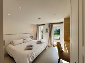 2 Schlafzimmer, Schreibtisch, Bügeleisen/Bügelbrett, Reisekinderbett