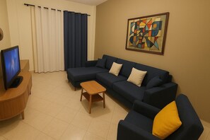 Villa, vista al mar | Área de sala de estar | Smart TV de 40 pulgadas con canales por cable y reproductor de DVD 