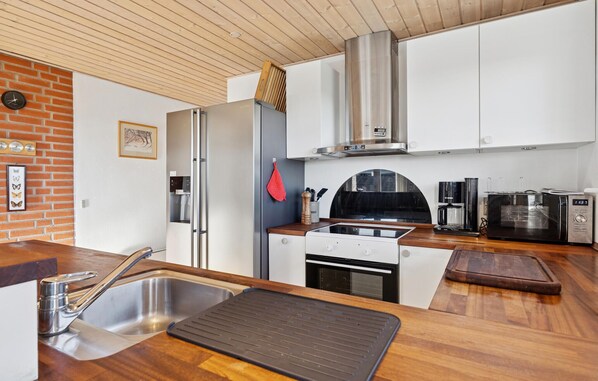 冷蔵庫、コンロ、食器洗い機、コーヒー / ティーメーカー