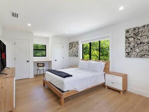 4 bedrooms, desk, iron/ironing board, WiFi