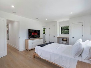 4 Schlafzimmer, Schreibtisch, Bügeleisen/Bügelbrett, WLAN