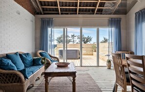 Fernseher, Kamin, Tischfußball, Tischtennisplatte