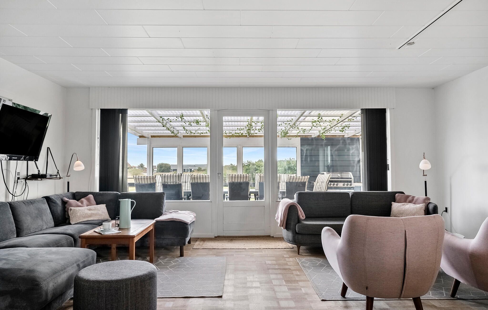 Télévision, cheminée, baby-foot, table de tennis de table