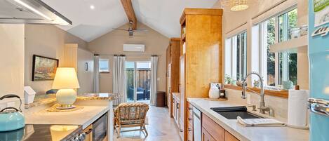 ثلاجة، ميكروويف، فرن، موقد طهي مسطح