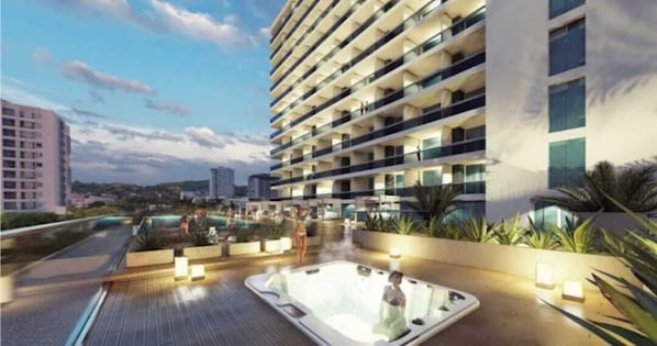 Piscina externa, funciona das 8h às 20h, guarda-sóis
