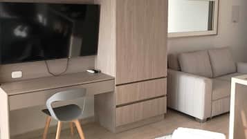 Comfort Studio, Beach View | Laptop workspace, blackout curtains, iron/ironing board, free WiFi