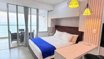 Estudi Comfort, vistes a la platja | Espai de treball apte per a portàtils i cortines opaques