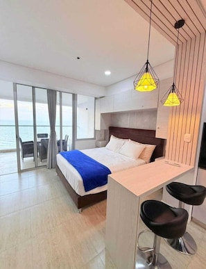 Estudio Confort, vistas a la playa | Espacio para trabajar con un portátil y cortinas opacas
