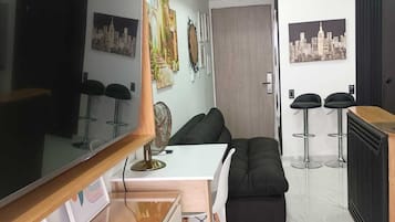 Estudi Comfort, vistes a la platja | Espai de treball apte per a portàtils i cortines opaques