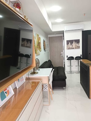Estudio Confort, vistas a la playa | Espacio para trabajar con un portátil y cortinas opacas