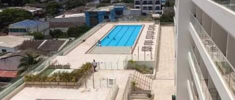 Piscine extérieure, parasols de plage, maîtres-nageurs sur place