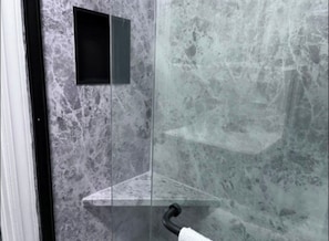 Haartrockner, Handtücher, Seife, Shampoo