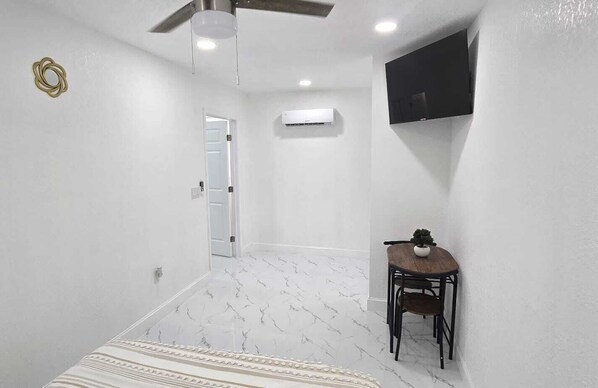 1 bedroom, iron/ironing board, WiFi, bed sheets - #37 Belcher unit 1 (Clearwater)