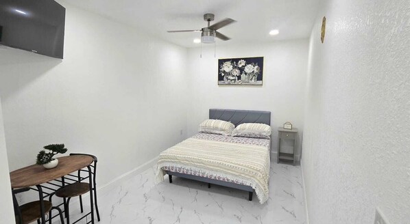 1 habitación, tabla de planchar con plancha, wifi y ropa de cama 