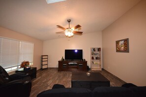 Smart-TV, DVD-Player, Bücher, Computerbildschirme