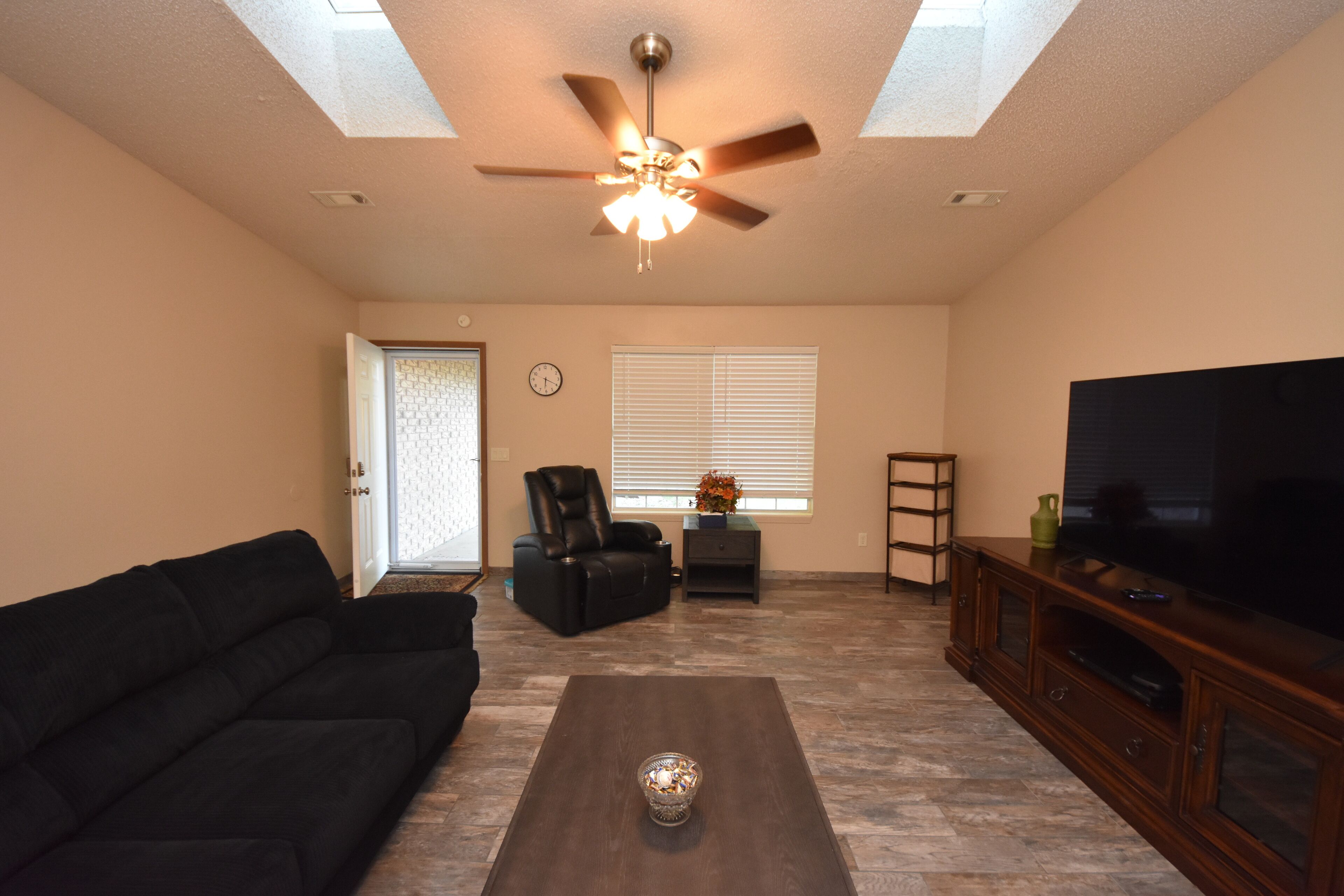 Smart-TV, DVD-Player, Bücher, Computerbildschirme