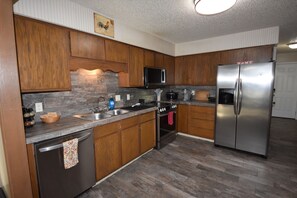 Kjøleskap, mikrobølgeovn, ovn og kokeplater