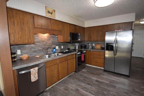 New Listing!! 2 Bed 2 Bath Duplex Retreat Pet Friendly!