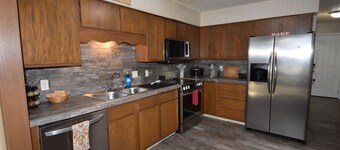 New Listing!! 2 Bed 2 Bath Duplex Retreat Pet Friendly!