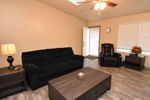 Smart-TV, DVD-Player, Bücher, Computerbildschirme