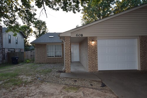 New Listing!! 2 Bed 2 Bath Duplex Retreat Pet Friendly!