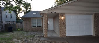 New Listing!! 2 Bed 2 Bath Duplex Retreat Pet Friendly!
